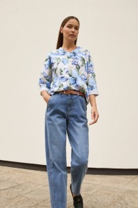 Bluza w kwiaty niebieska