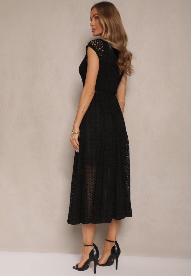 Czarna Ażurowa Sukienka o Rozkloszowanym Kroju Ozdobiona Paskiem Galorena