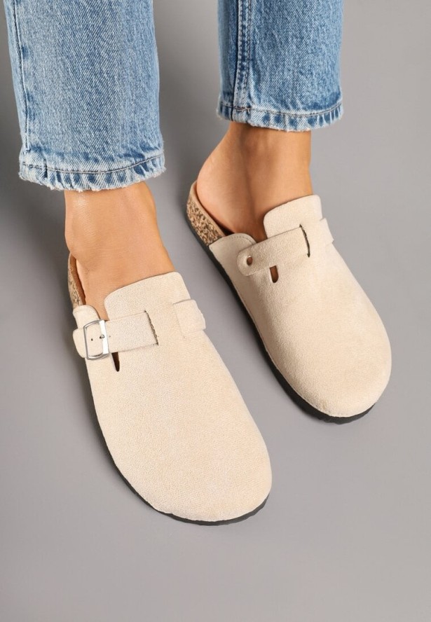 Beżowe Klapki Typu Chodaki z Ekozamszu Zdobione Sprzączką Amustana