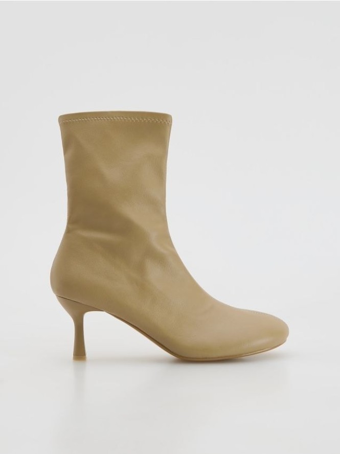 Botki na obcasie - kremowy