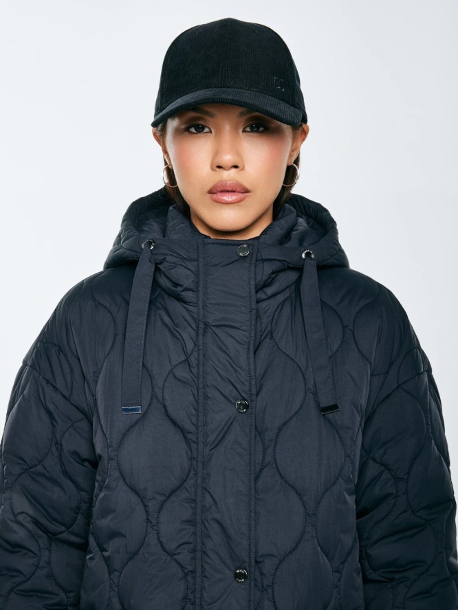 Płaszcz damski oversize z ozdobnym pikowaniem czarny Kinnetisa 906