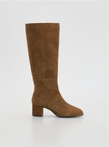 Zamszowe kozaki na obcasie - brązowy