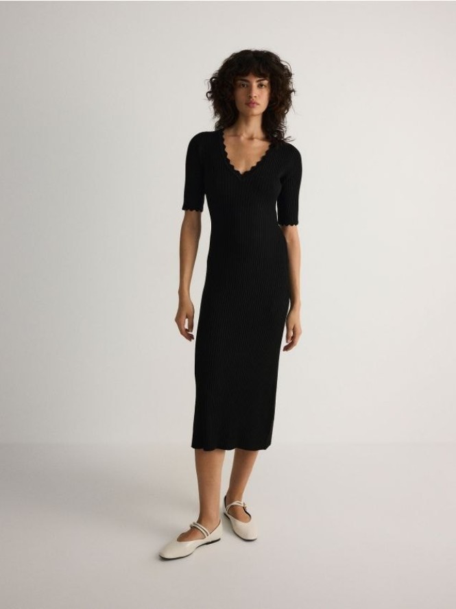 Dzianinowa sukienka z dekoracyjnym wykończeniem - czarny