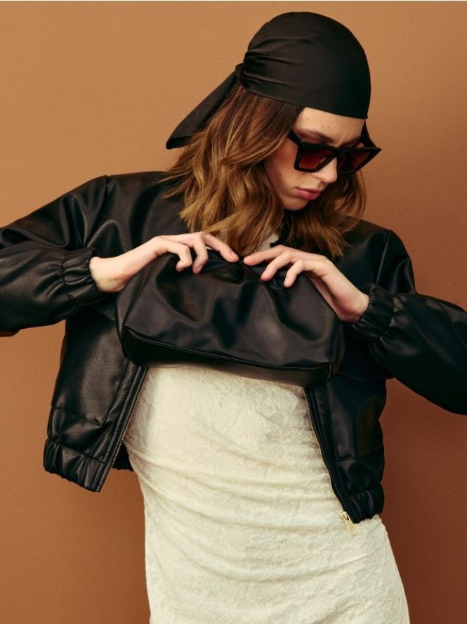 Kopertówka z imitacji skóry na łańcuszku - czarny