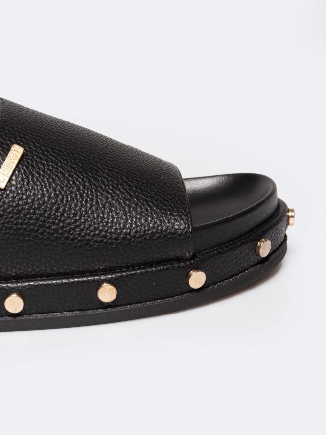 Klapki damskie na podwyższonej podeszwie z ozdobnymi nitami RR274214 906