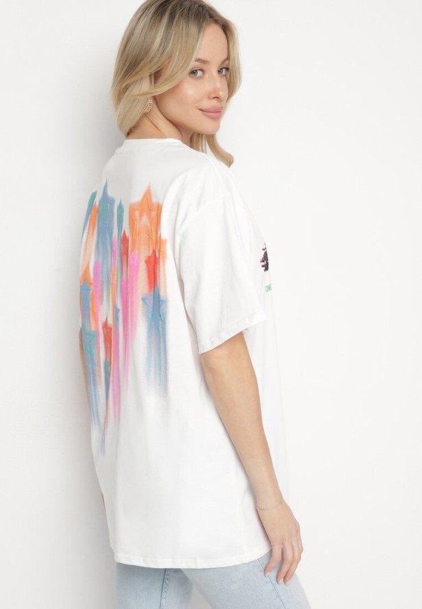 Biały Oversizowy T-shirt z Napisem z Przodu i Gwiazdami na Plecach Ilanlith