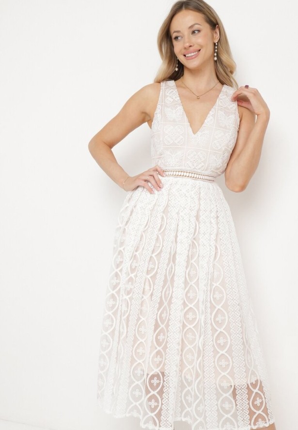 Jasnobeżowa Rozkloszowana Sukienka z Plisowanym Dołem i Ozdobnymi Haftami Asorasia