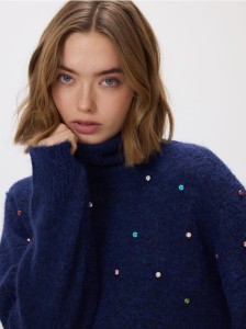 Sweter z błyszczącą aplikacją - granatowy