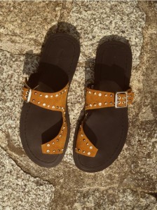 Zamszowe sandały z okuciami - brązowy