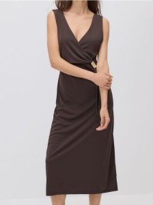 Sukienka midi z ozdobnym detalem - brązowy