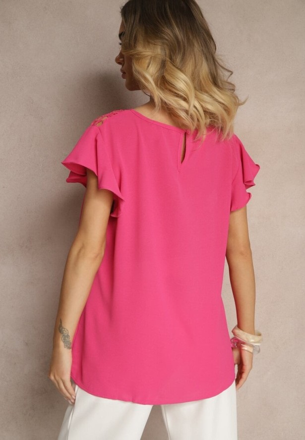 Fuksjowa Bluzka z Falbankami Wokół Ramion i Ażurową Koronką Przy Dekolcie Dastisa