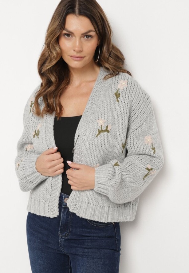 Szary Kardigan w Kwiatowy Wzór Zapinany na Ozdobną Agrafkę Patinita