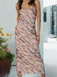 Dopasowana sukienka midi na ramiączkach - wielobarwny