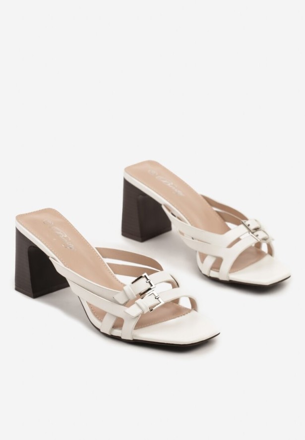 Białe Klapki na Słupku z Ozdobnymi Klamrami Nevale