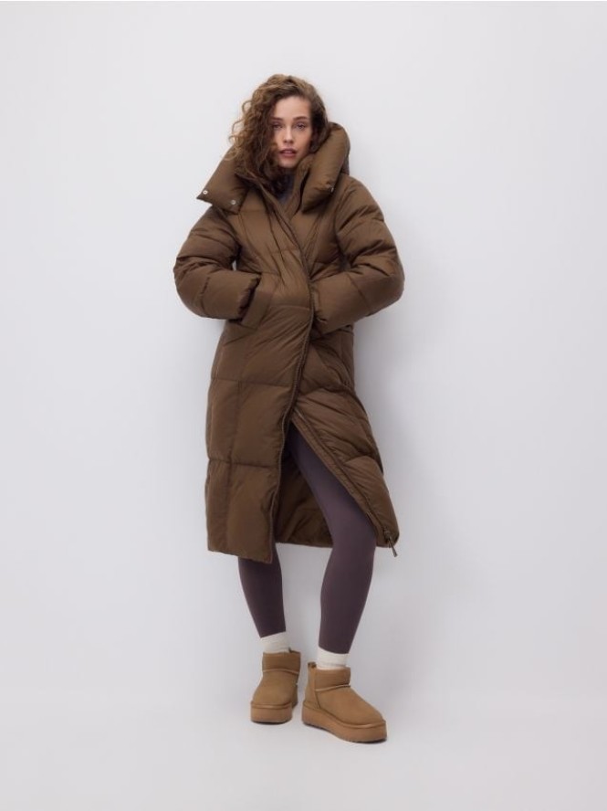 Puchowa kurtka z kapturem - brązowy