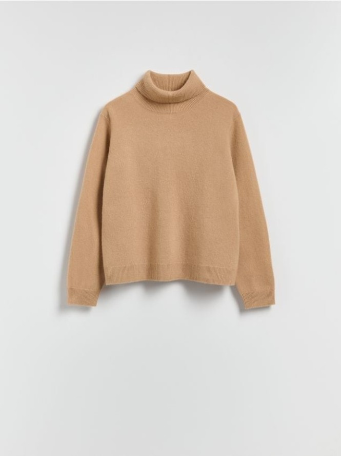 Wełniany sweter z golfem - beżowy