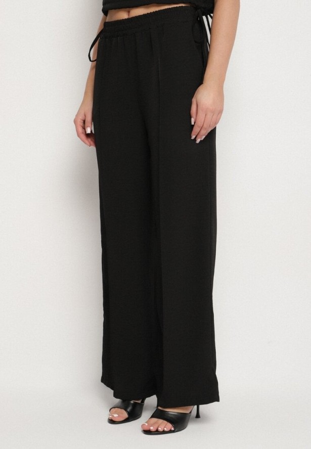 Czarny Komplet Kopertowa Bluzka z Kwiatową Broszką i Szerokie Spodnie Reavilia