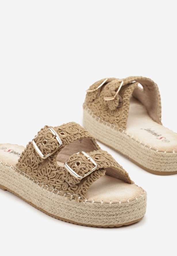 Ciemnobeżowe Klapki na Podeszwie z Plecionki z Szydełkową Cholewką ze Sprzączkami Fevilene