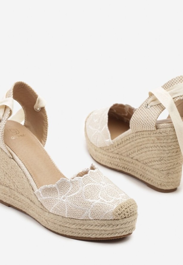 Beżowe Sandały na Koturnie z Plecionki z Haftem i Ozdobnym Wiązaniem Mevolina