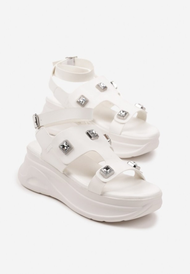 Białe Sandały na Platformie z Metalicznymi Ozdobami Liozea