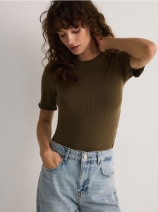 Prążkowany t-shirt z dodatkiem wiskozy - oliwkowy