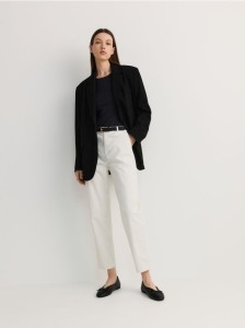 Spodnie chino z paskiem - złamana biel