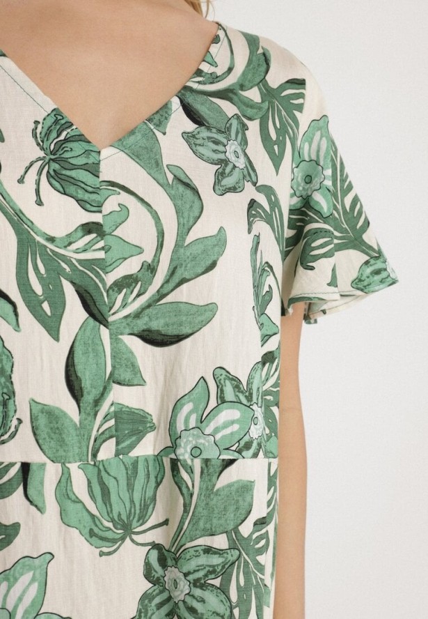 Zielona Pudełkowa Sukienka z Wiskozy w Kwiaty z Dekoltem w Serek Inisara