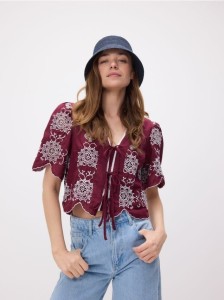 Bluzka z ozdobnym haftem - bordowy