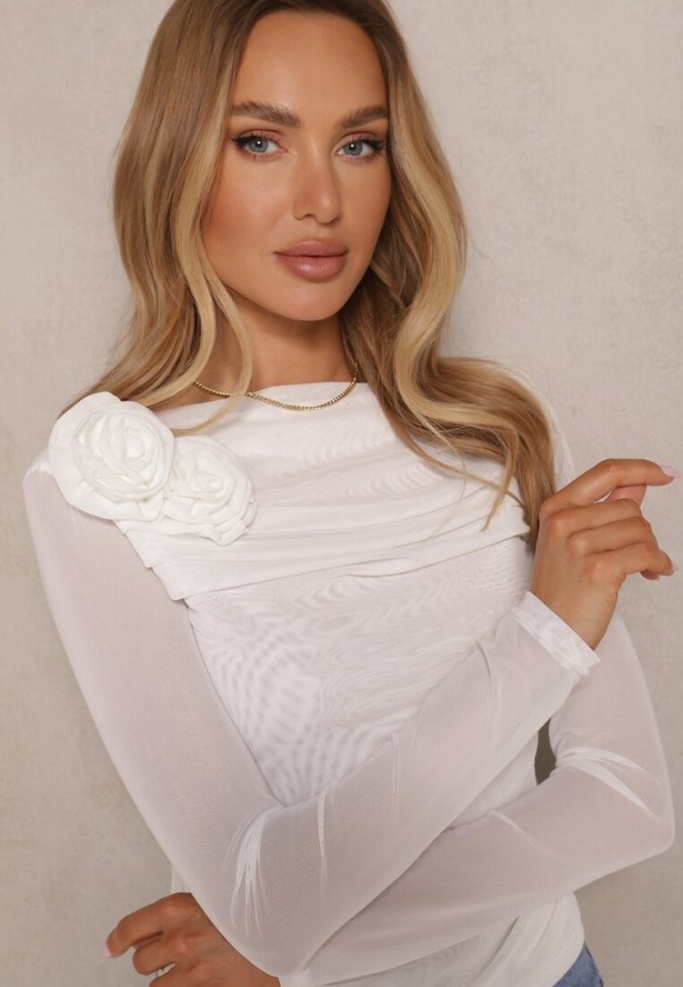 Biała Marszczona Bluzka z Siateczki Zdobiona Aplikacją w Kształcie Róży Olirisa