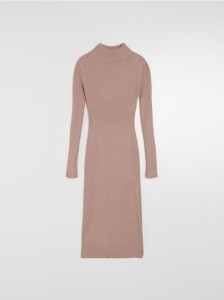 Swetrowa sukienka midi z golfem - beżowy