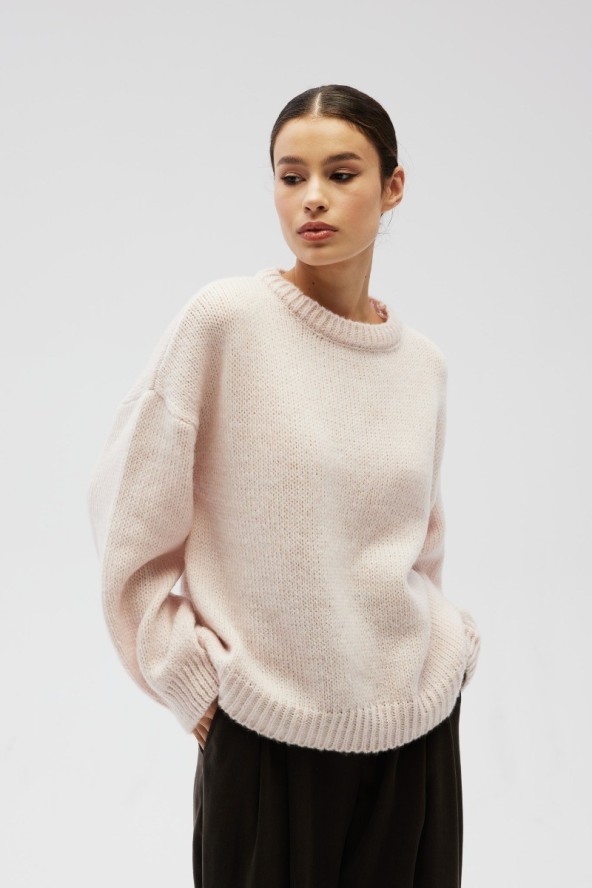 Sweter oversize z bufiastymi rękawami w kolorze STRAWBERRY FRAPPE - RIVERO