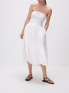 Sukienka z prostym dekoltem - biały