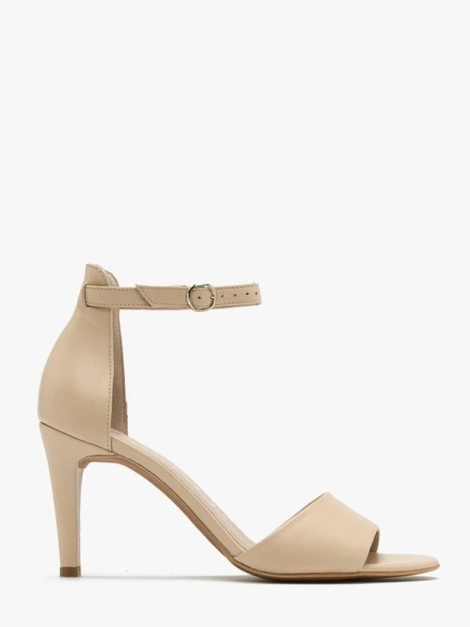 Beżowe sandały na szpilce