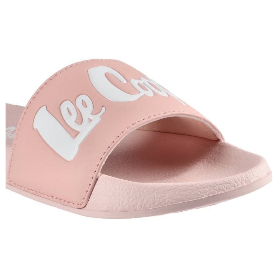 Klapki damskie Lee Cooper, skóra ekologiczna w jasnoróżowym kolorze z szerokim paskiem z tłoczonym logo oraz miękką profilowaną podeszwą, różowe, LCW