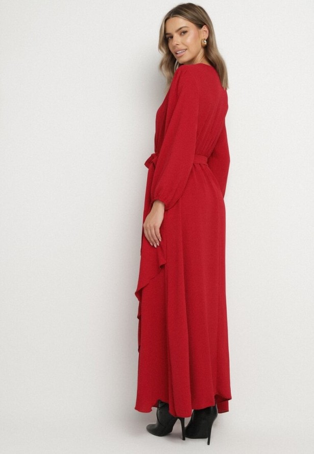 Czerwona Kopertowa Asymetryczna Sukienka Koktajlowa z Wiskozą Ozdobiona Paskiem Lanoresa