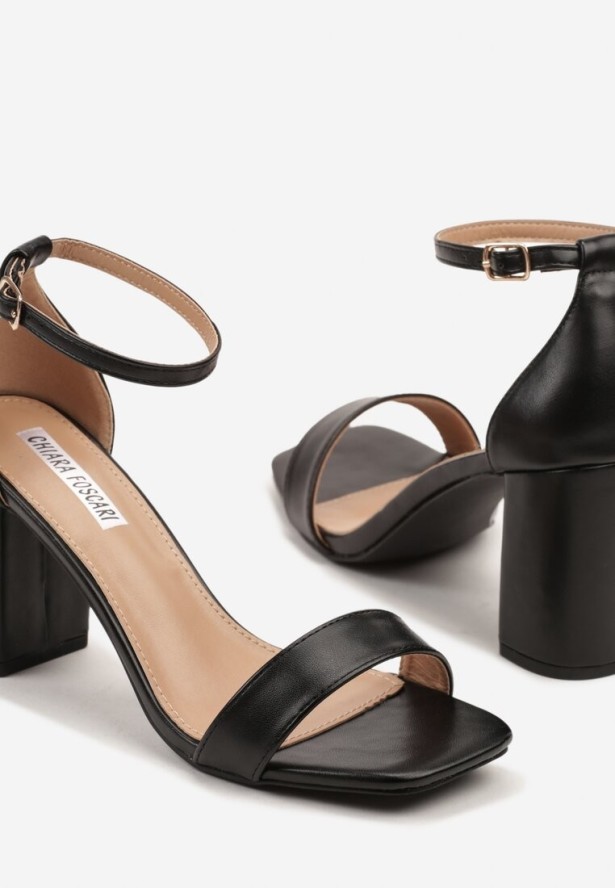 Czarne Sandały na Słupku Ozdobione Kwadratowym Noskiem Boroti