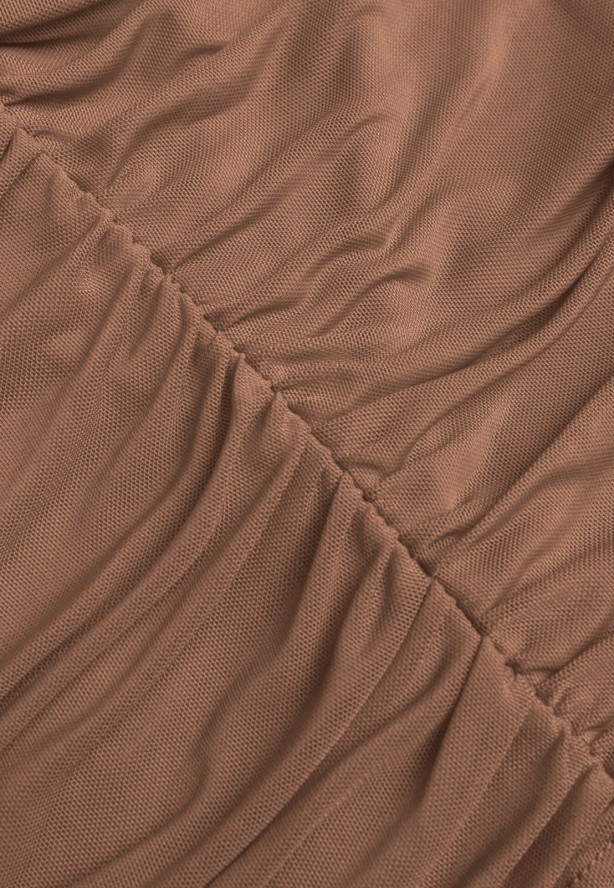 Ciemnobeżowa Siateczkowa Bluzka VICES z Odkrytymi Ramionami Ozdobiona Marszczeniem Tuvita