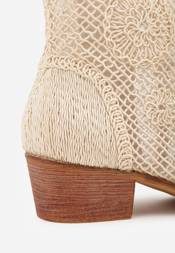 Beżowe Botki Kowbojki VICES na Niskim Stożku z Ażurową Cholewką Azinessa