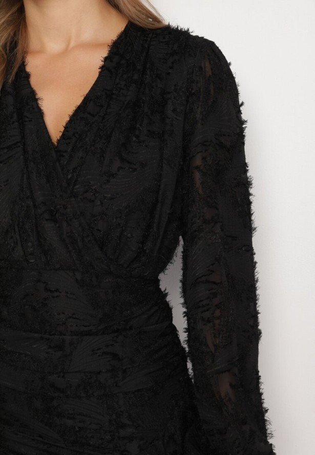 Czarna Kopertowa Sukienka Koronkowa z Bufiastymi Rękawami Falbankami i Marszczeniem Demeriana