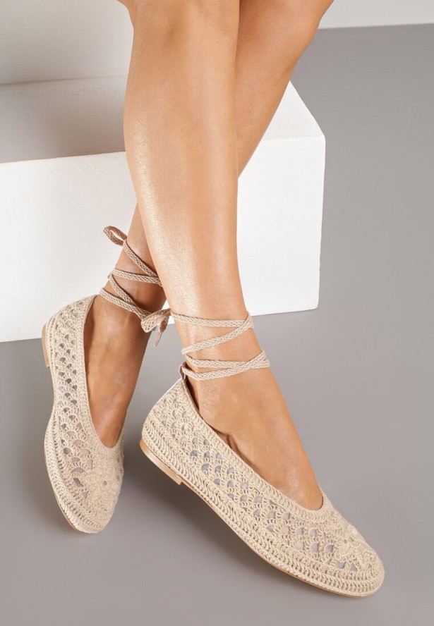 Ciemnobeżowe Balerinki Vices z Szydełkową Cholewką i Wiązaniem Wokół Kostki Ernelia