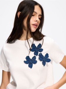 T-shirt z kwiatową aplikacją - biały