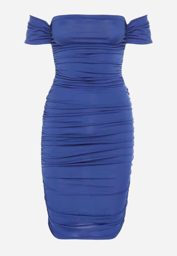 Niebieska Sukienka o Dopasowanym Kroju z Odkrytymi Ramionami i Drapowaniem Tosoria