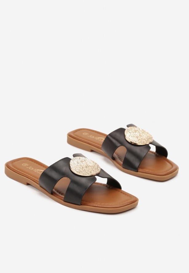 Czarne Klapki Zdobione Metaliczną Aplikacją i Wycięciami w Cholewce Sopeneva