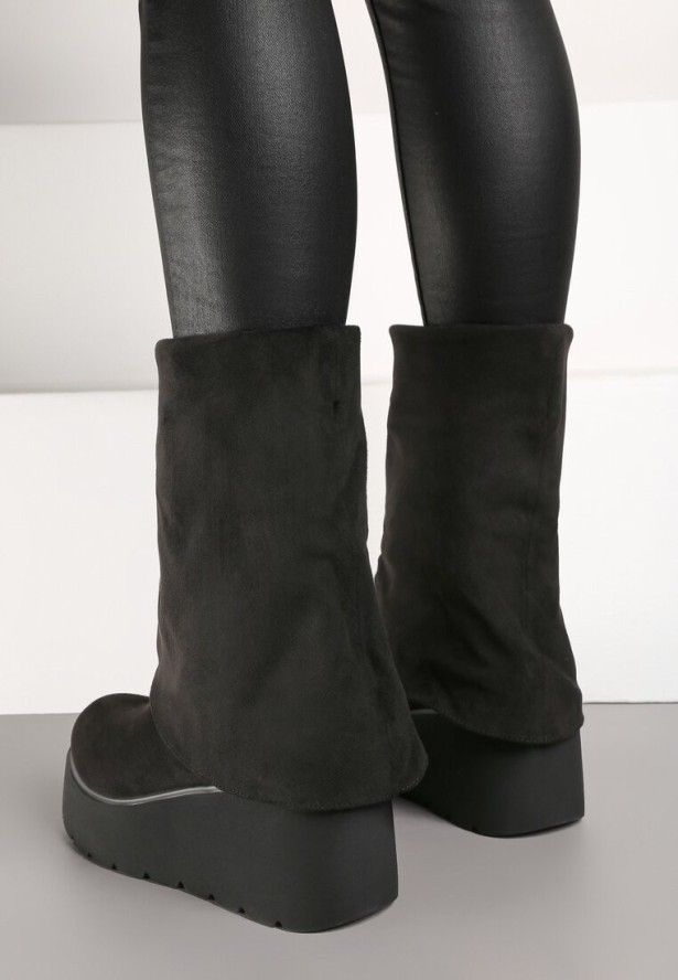 Czarne Botki na Koturnie z Ociepleniem Ozdobione Wywiniętą Cholewką Vamisia