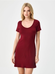 Prążkowana sukienka mini z różą przy dekolcie - bordowy