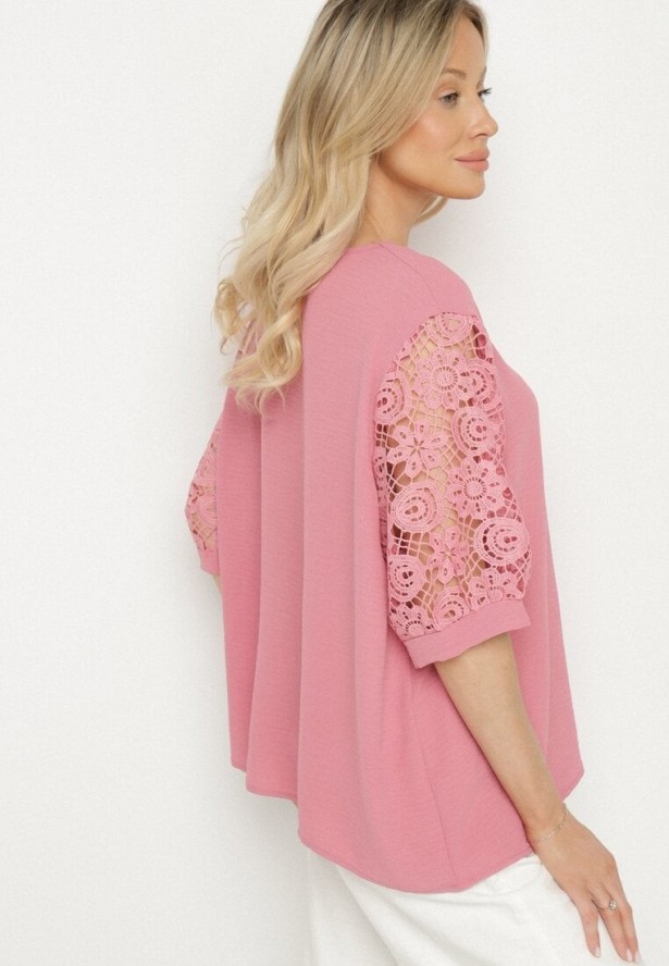 Różowa Bluzka z Koronkowymi Rękawami Jenavessa