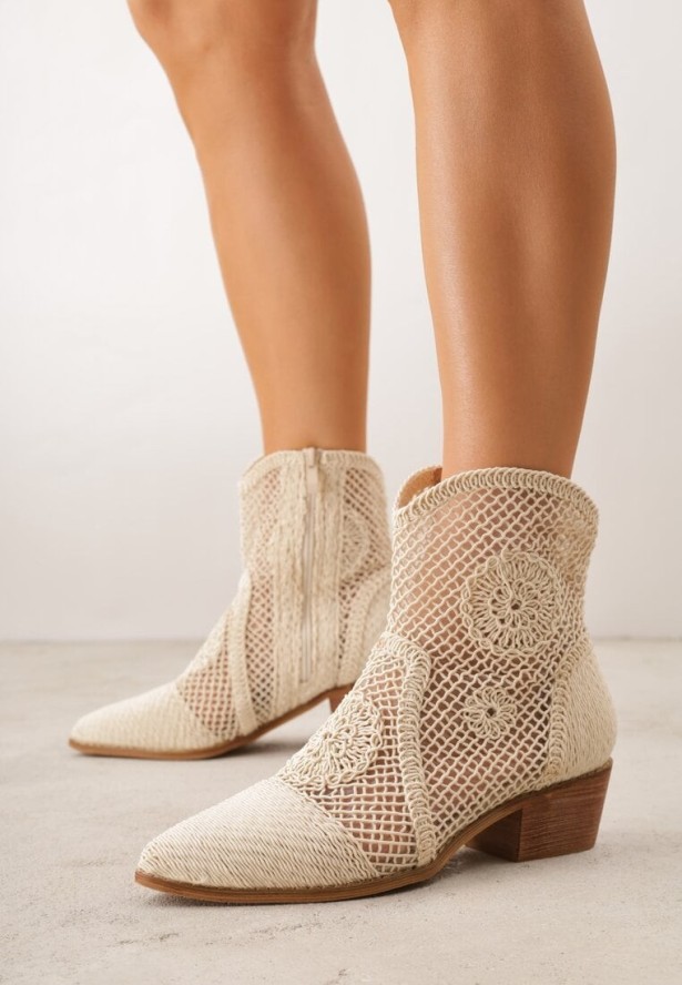 Beżowe Botki Kowbojki VICES na Niskim Stożku z Ażurową Cholewką Azinessa
