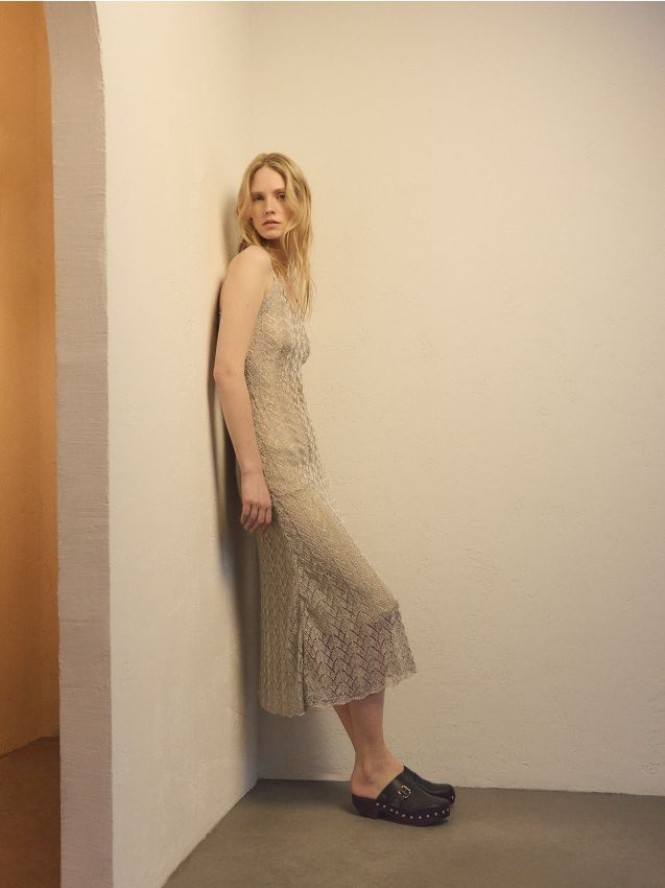 Sukienka maxi z metaliczną nicią - wielobarwny