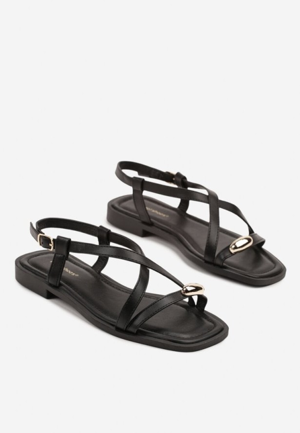 Czarne Sandały z Metaliczną Ozdobą i Cienkimi Paseczkami Soriza