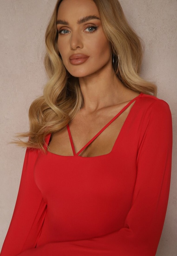 Czerwona Bluzka z Wiskozą Ozdobiona Paskami przy Dekolcie Tatosira